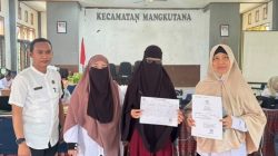 Jemput Bola di Mangkutana, Disdukcapil Lutim Tuntaskan 296 Layanan Kependudukan