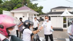 Kabut Asap Mengganggu Kualitas Udara, Wabup Sinjai Turun ke Jalan Bagikan Masker