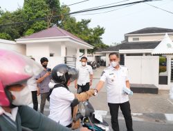 Kabut Asap Mengganggu Kualitas Udara, Wabup Sinjai Turun ke Jalan Bagikan Masker