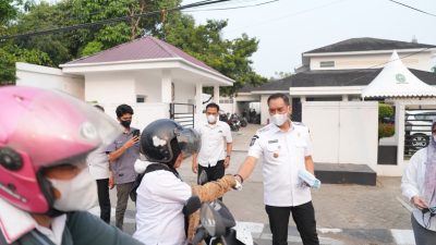 Kabut Asap Mengganggu Kualitas Udara, Wabup Sinjai Turun ke Jalan Bagikan Masker